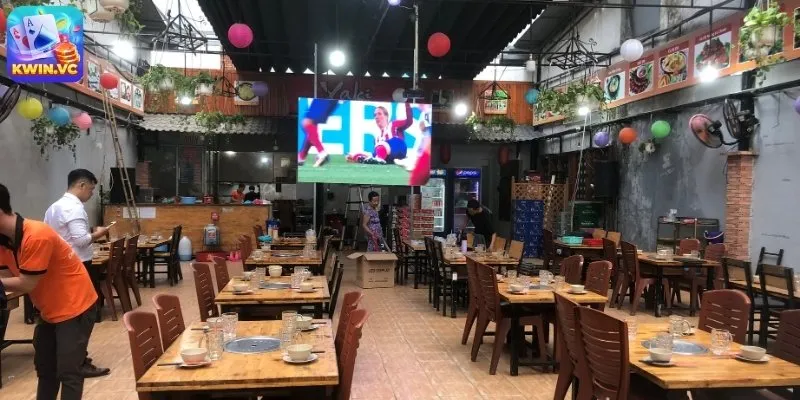 Quán có không gian rộng rãi thoải mái xem đá banh mà không bị gò bó 